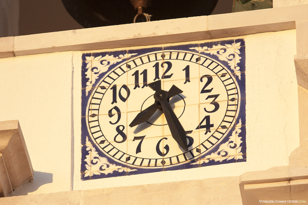 L'horloge de l'église se trouve juste en dessous des cloches