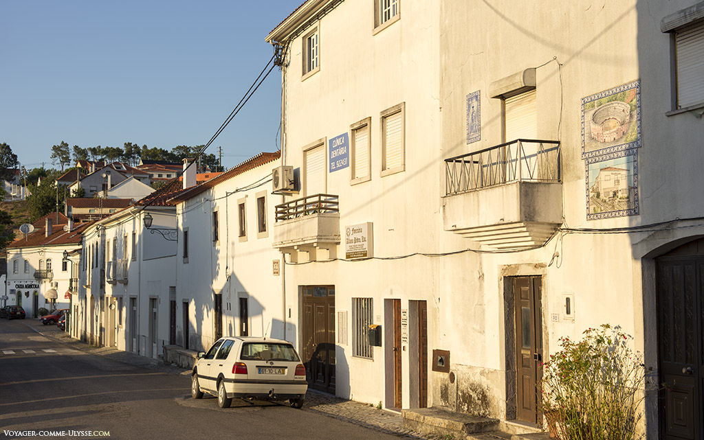 Maisons blanches sur la route principale