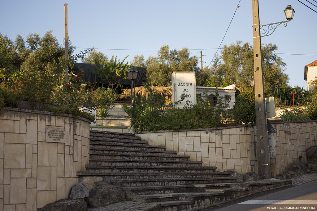 Entrée du jardin public du Adro, avec sa montée d'escaliers