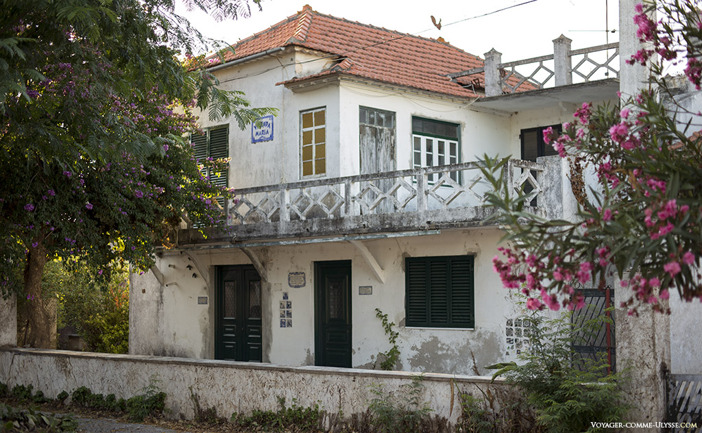 Maison ancienne, au milieu des fleurs et des arbres
