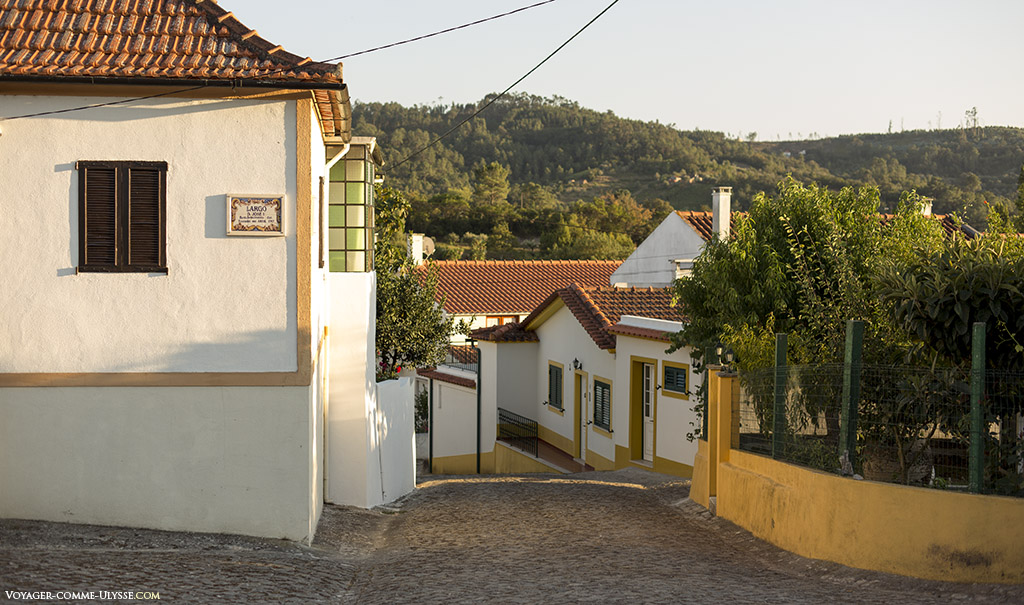 Petite rue profitant du soleil couchant.