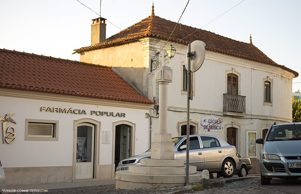 Devant la pharmacie et l'école de musique, le pelourinho