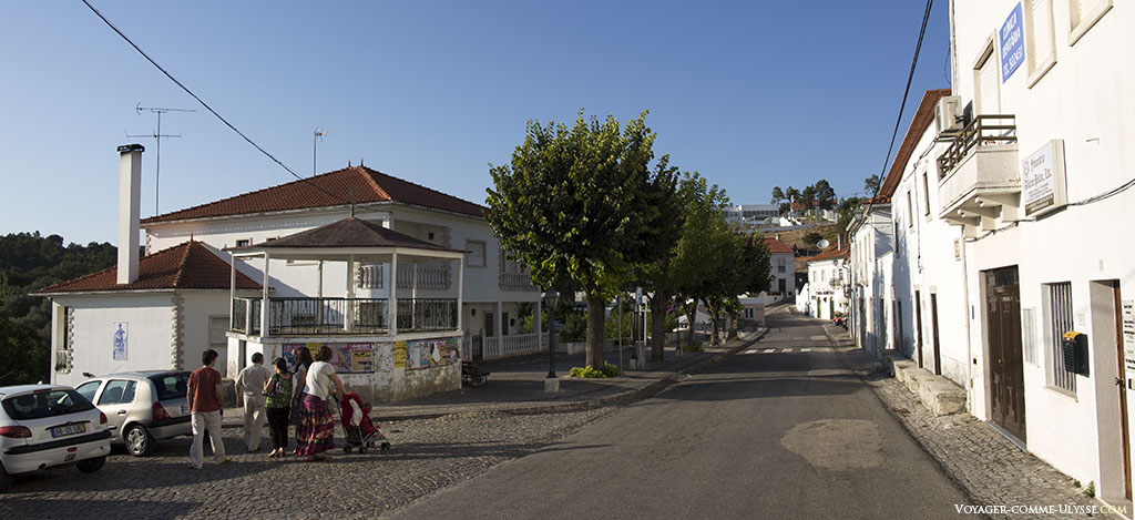 Rue principale, avec des arbres