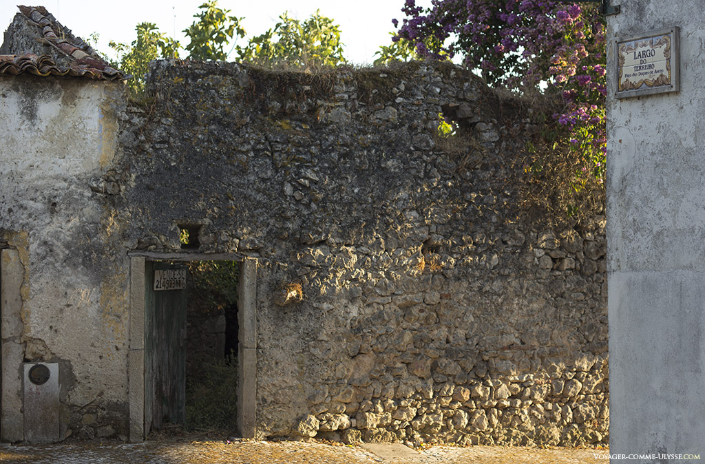 Vieux mur à moitié effondré