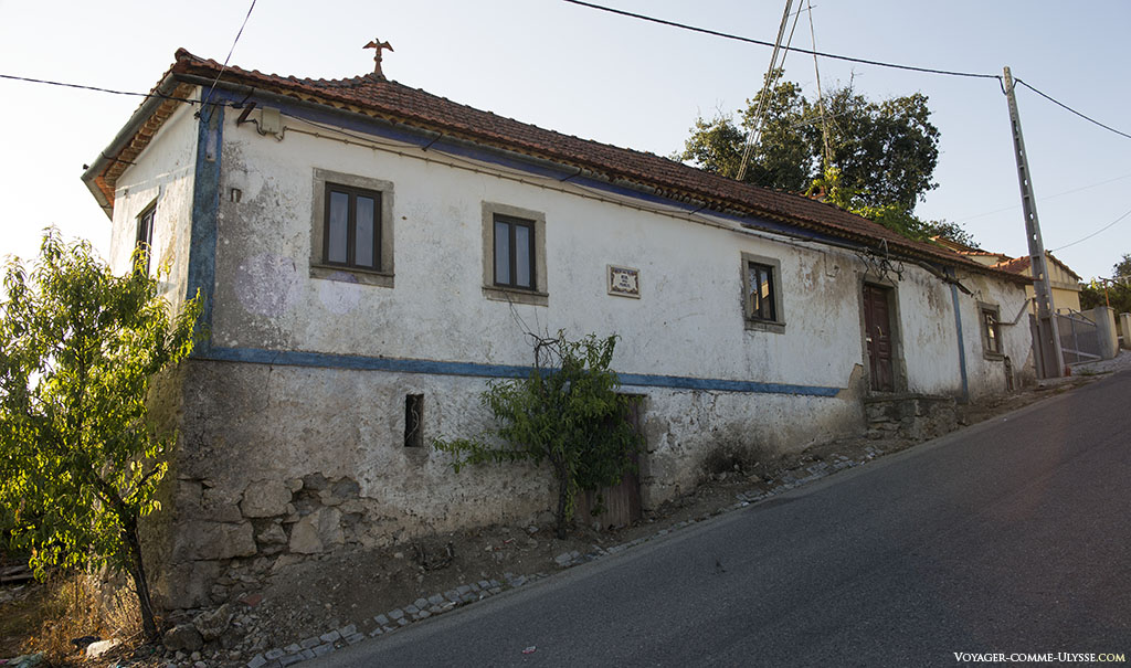 Maison bâtie sur une forte pente.