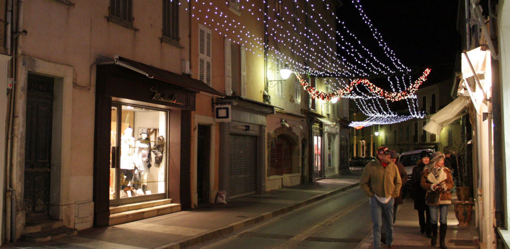 Rues de Saint-Tropez, un soir de Noël