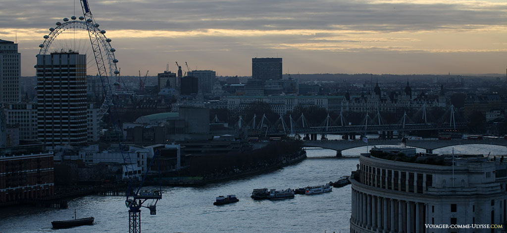 La Tamise, en début de soirée, traversée par les ponts de Waterloo et Hungerford. On voit le London Eye sur la gauche. Cette grande Roue est devenue un point de référence, juste en face de Westminster.