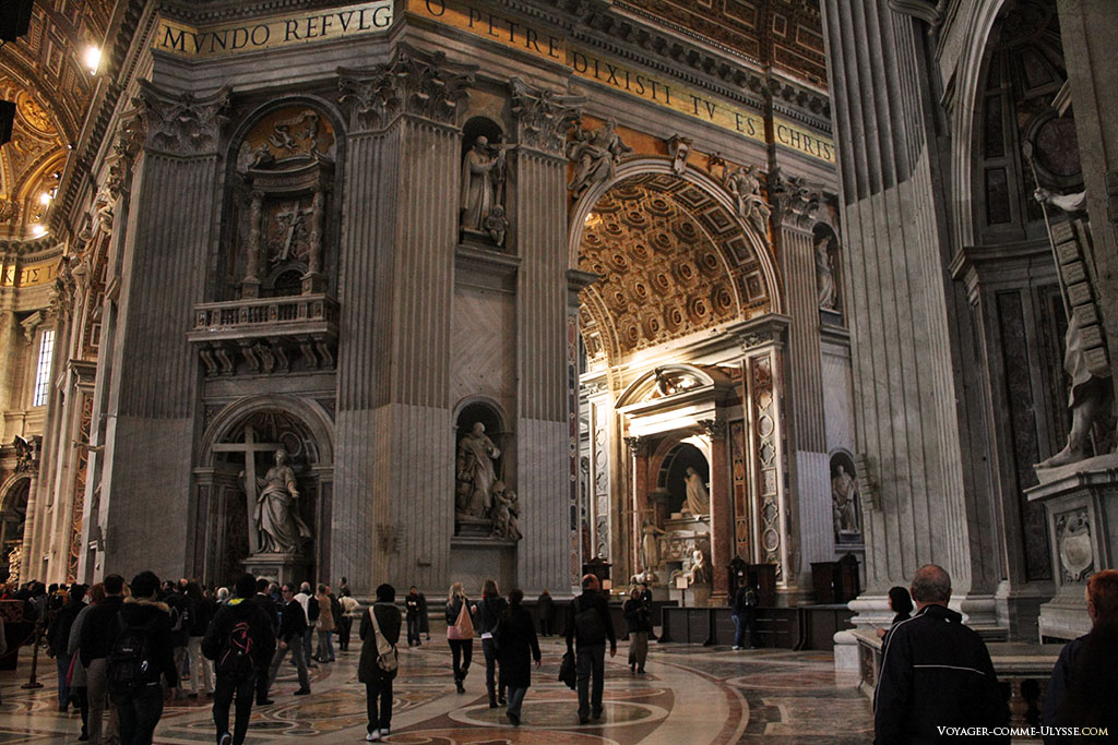 Un des immenses piliers supportant le dôme. On distingue la statue de Sainte Hélène portant la croix, par le sculpteur Andrea Bolgi. Au dessus, nous pouvons voir un balcon, où se trouve la relique de la Vraie-Croix.