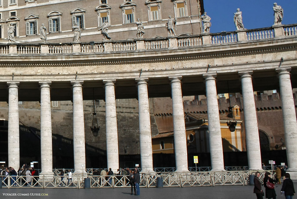 L'illusion est parfaite. Ici, nous ne voyons plus qu'une seule rangée de colonnes, laissant apparaître les murailles du Vatican.