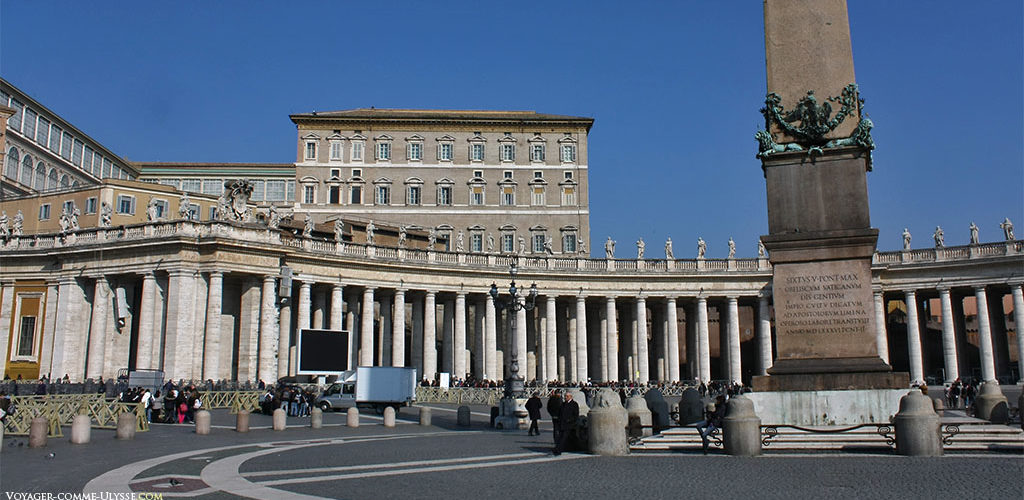 Base de l'obélisque du Vatican, siégeant fièrement au centre de la grande Place Saint-Pierre, sous un ciel serein.