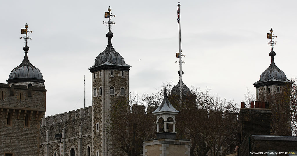 Les tours caractéristiques de la Tour Blanche. Le dernier étage et les toitures sont des ajouts tardifs à la construction originale de Guillaume le Conquérant.
