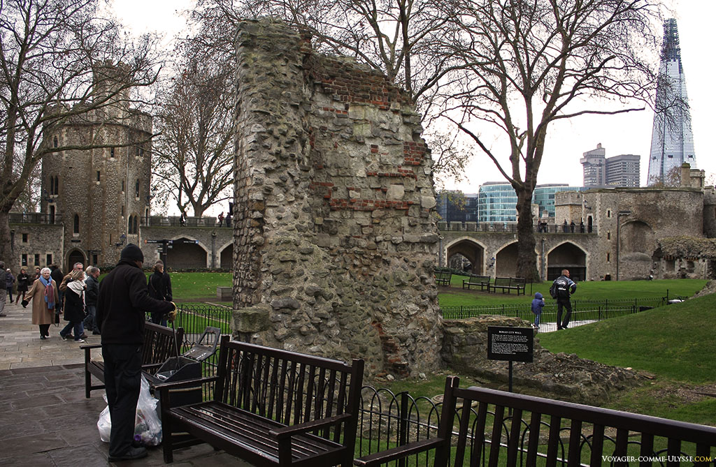 Un des derniers vestiges de l'ancien mur romain de Londinium. A l'époque de Guillaume Ier, la ville était toujours cerclée des murailles romaines originelles.