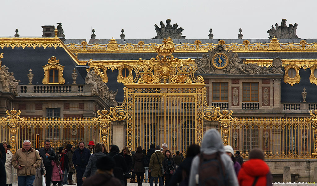 Touristes devant la Grille Royale. L'or de la grille répond à l'or de la toiture de la Cour de Marbre.