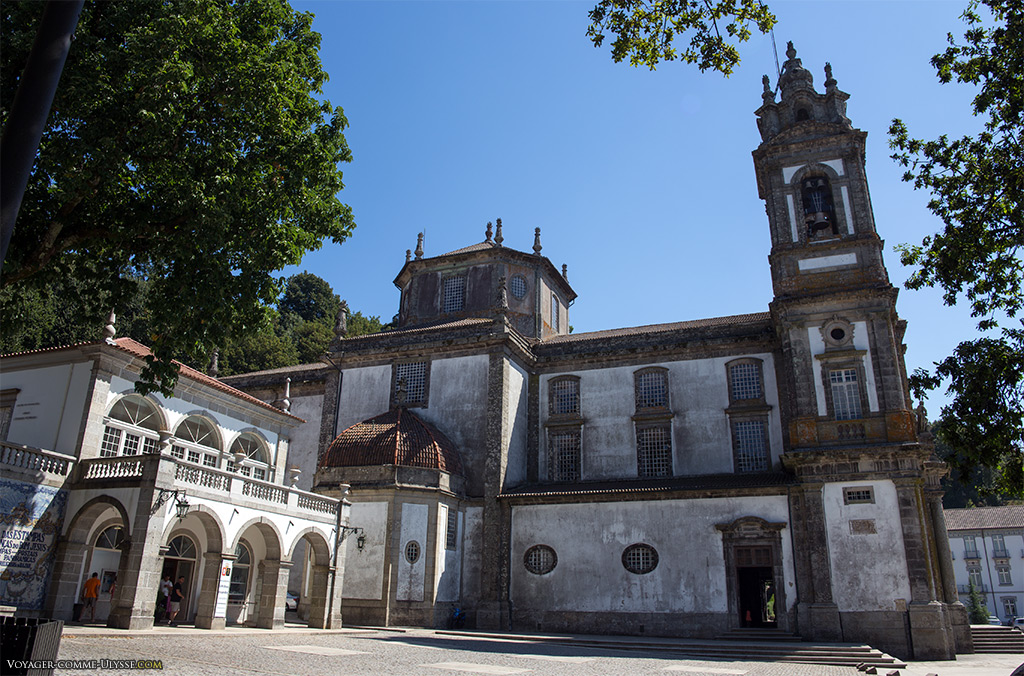 Côté latéral de l'église, avec à gauche la boutique de souvenirs.