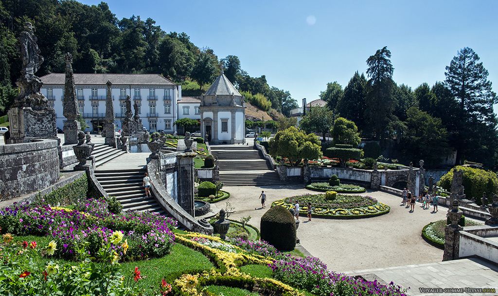 Les jardins sont soigneusement décorés.