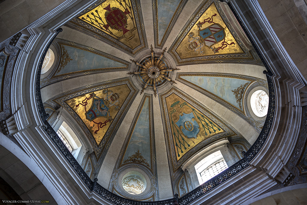 La coupole est décorée des blasons pontificaux et des archevêques.
