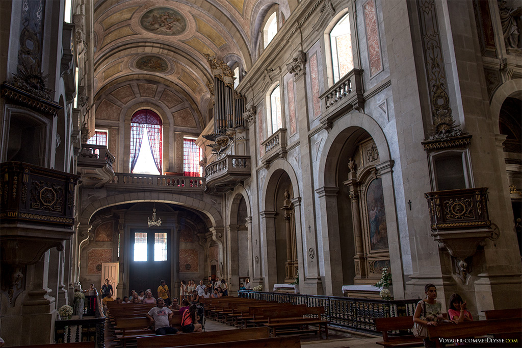 Nef de l'église et ses chapelles latérales.