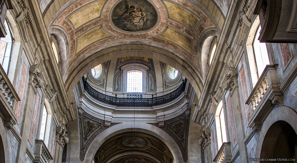 Le plafond de l'église est décoré de peintures.