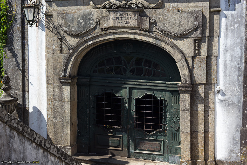 Entrée d'une chapelle.