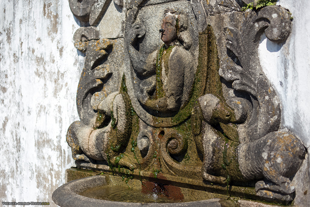 Détail de la fontaine de l'odorat, avec l'eau qui coule des narines du personnage, et les deux chiens de chaque côté.