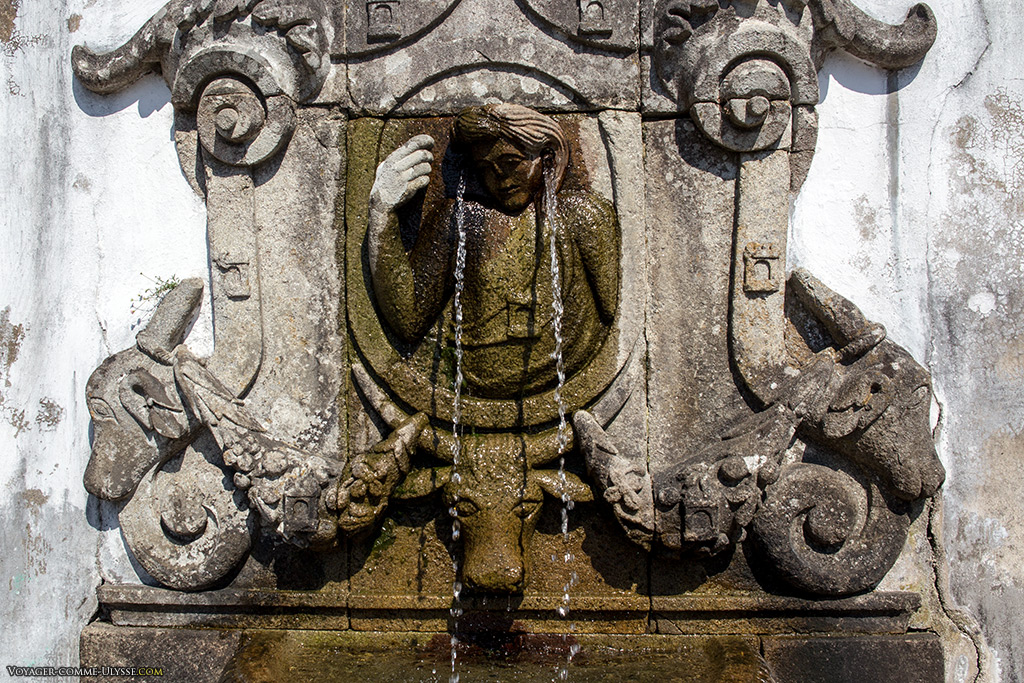 Détail de la fontaine de l'ouïe.