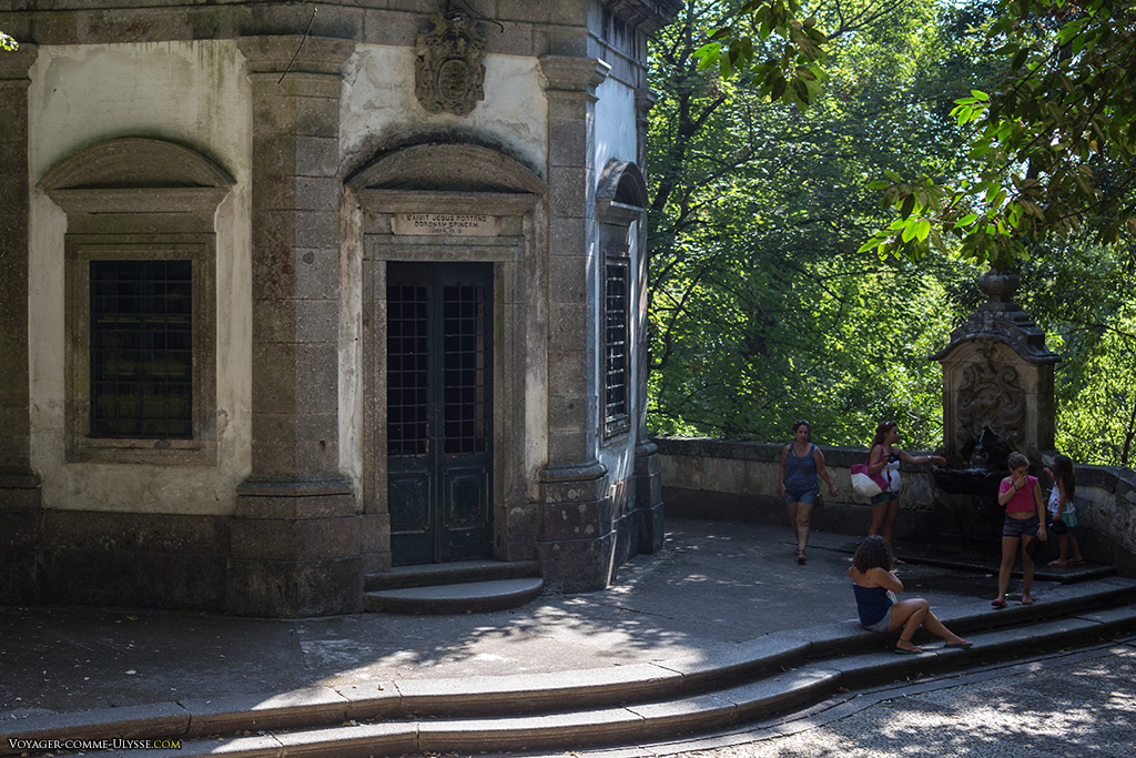 Chapelle du Couronnement d’Épines et fontaine de Saturne, où l'on peut se rafraîchir.
