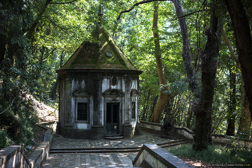 Une des premières chapelles du Chemin de Croix, avec à sa droite sa fontaine « païenne ».