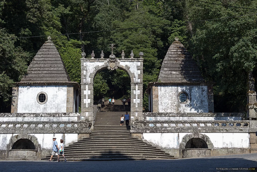 Portique du bon Jésus de Braga et les deux premières chapelles du Chemin de Croix.