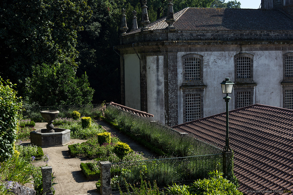 Petit jardin juste derrière l'Hôtel du Parc et l'église.
