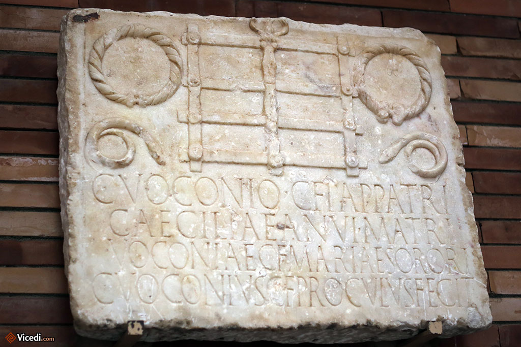 Cette pierre était au dessus de l'entrée du mausolée des Voconios. Le premier membre de la famille était un des légionnaires vétérans, fondateurs d'Augusta Emerita.