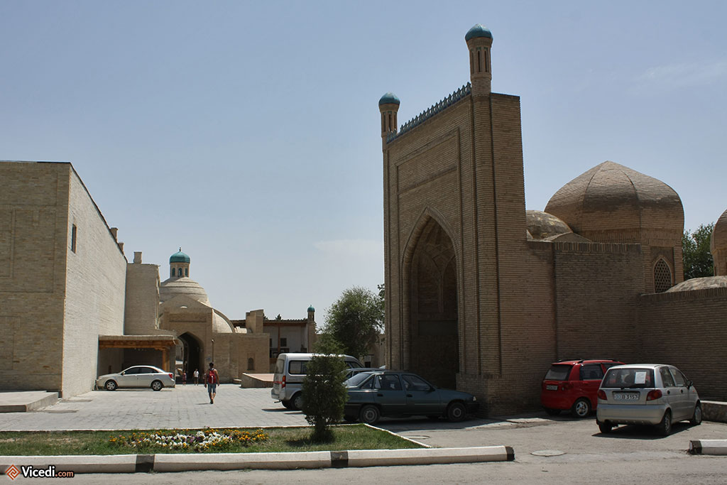 La mosquée a été plusieurs fois restaurée ou modifiée, comme ici l'ajout de cette façade. Au fond, on aperçoit le bazar Taki Sarrafon