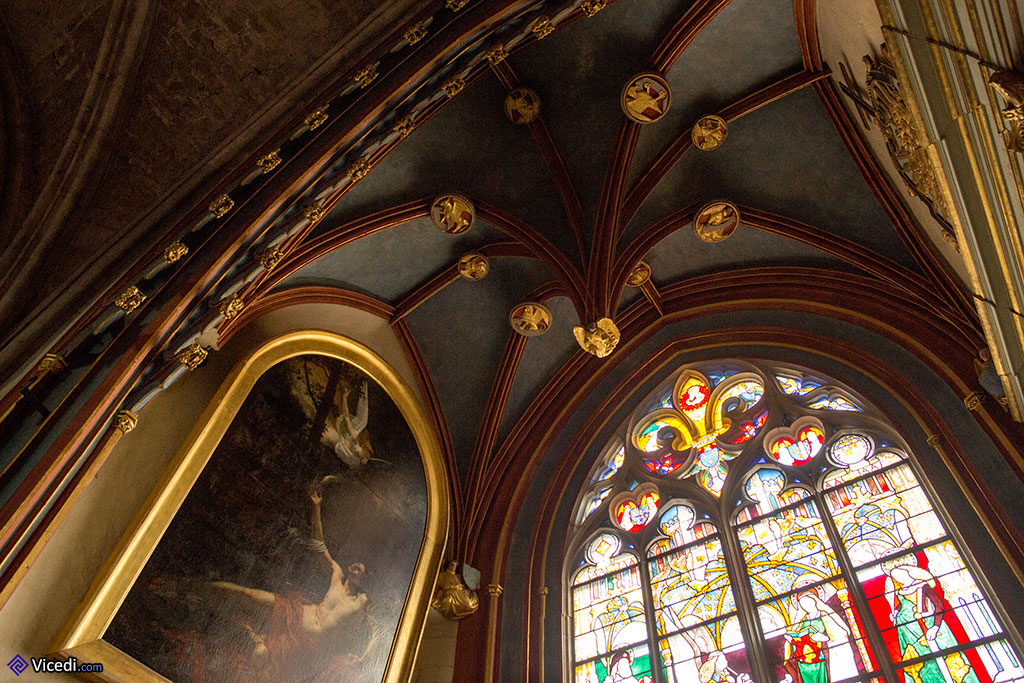 Dans la chapelle Jacques Coeur et sa voûte, très décorée. A gauche, on peut voir un tableau représentant Saint Sébastien soigné par l'ange. Il s'agit d'une oeuvre d'Alphonse Garreau.