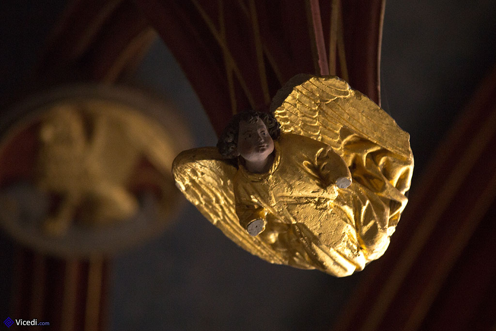 Un ange, décorant le centre de la voûte de la chapelle Jacques Coeur.
