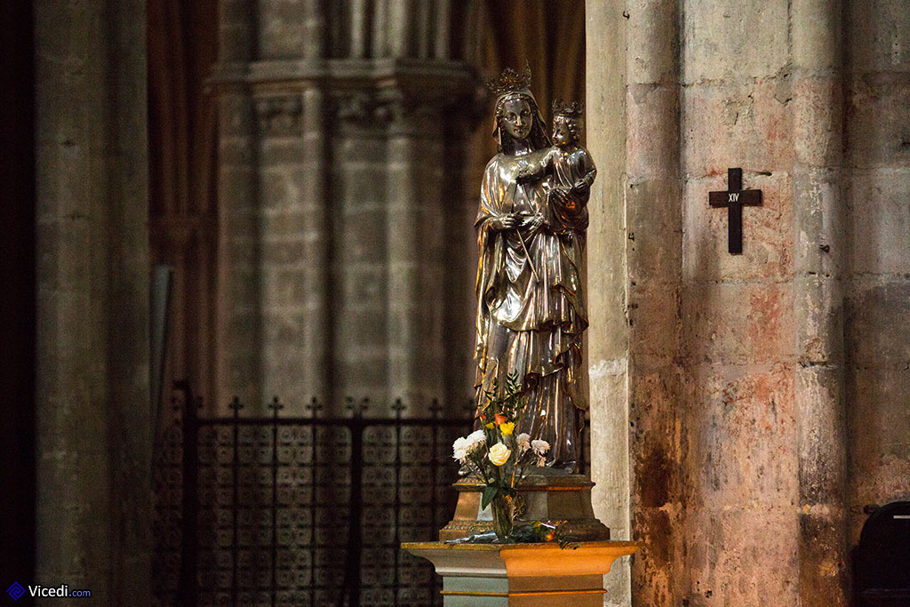 Statue de la Vierge à l'enfant