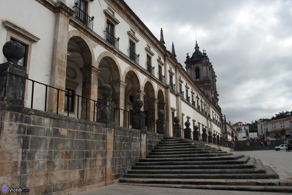 La façade principale du monastère est tournée vers l'ouest.