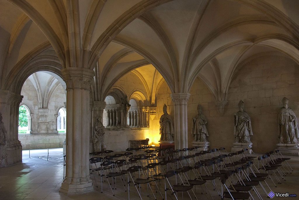 De nombreuses statues décorent la salle du Chapitre.
