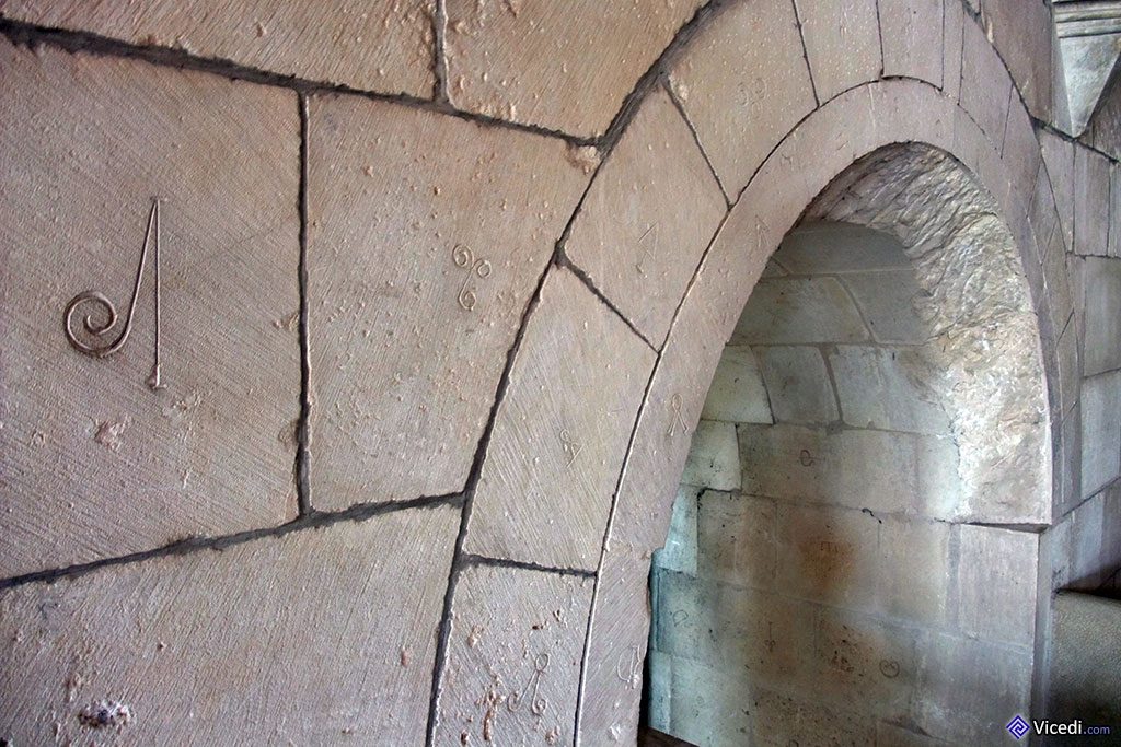 Certaines pierres du monastère portent encore la marque des anciens artisans.