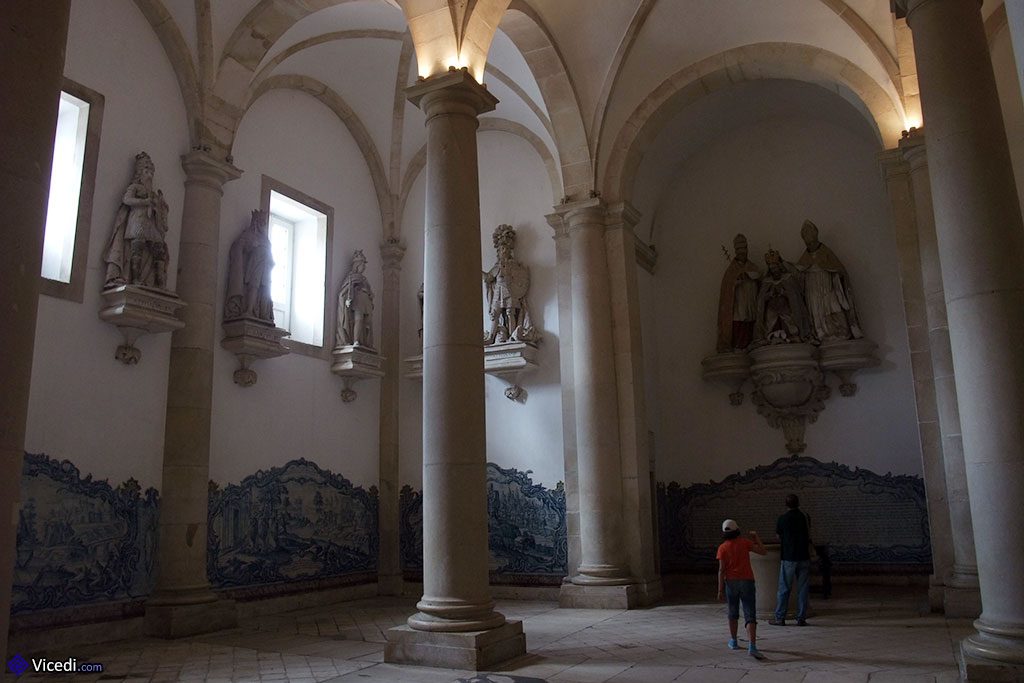 La Salle des Rois. Il s'agit d'une ancienne chapelle, où sont exposées des statues de rois réalisées par les moines.