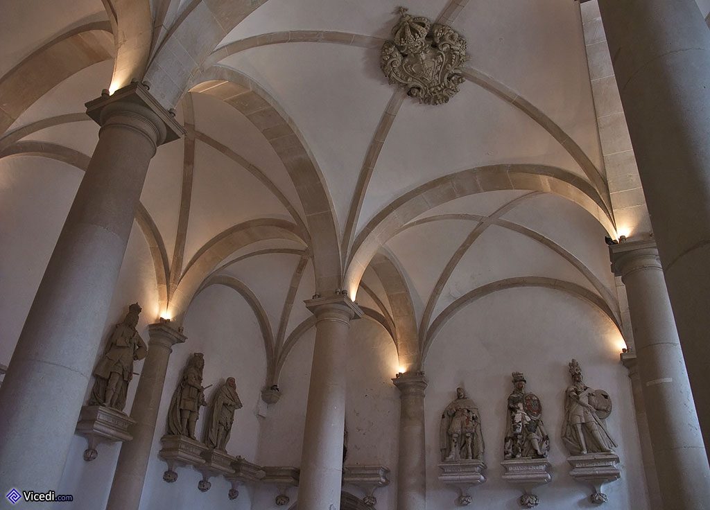 On distingue les armes des rois du Portugal au plafond de la Salle des Rois.