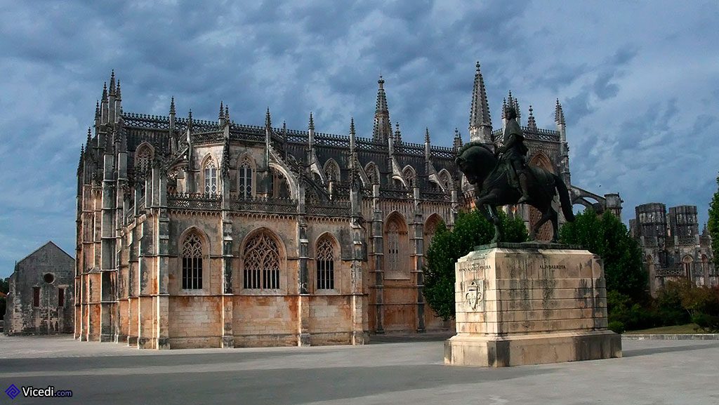 Statue du Connétable Dom Nuno Alvares Pereira et le monastère de Batalha.