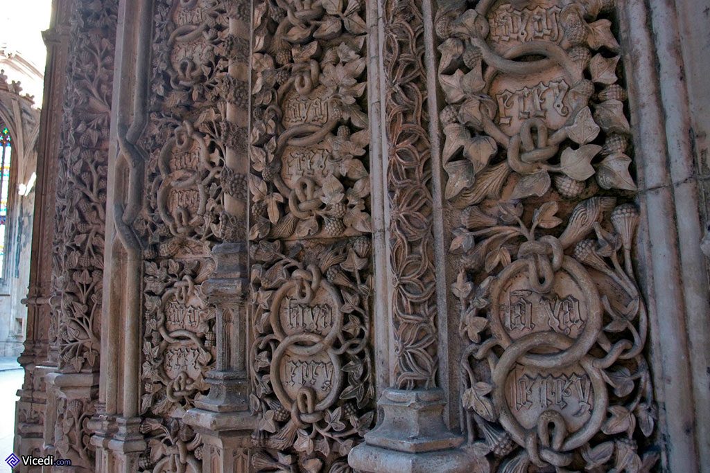 Détails du Portail, avec la devise du roi