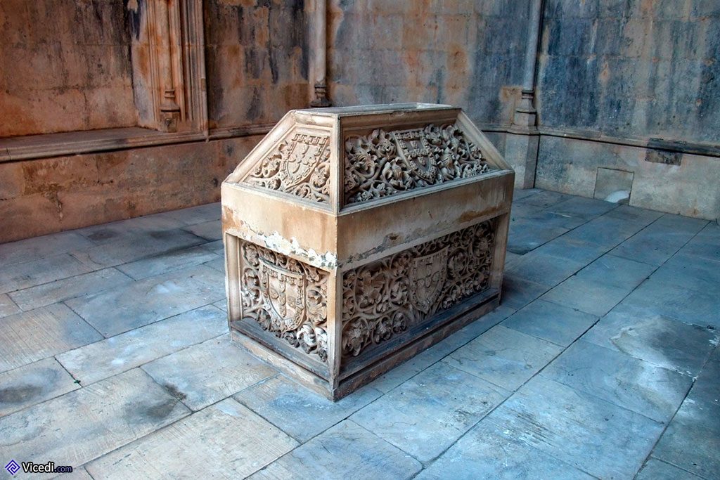 Tombeau finement decoré
