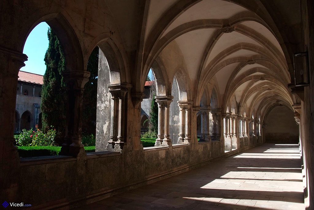 Autour de la cour centrale du cloître.