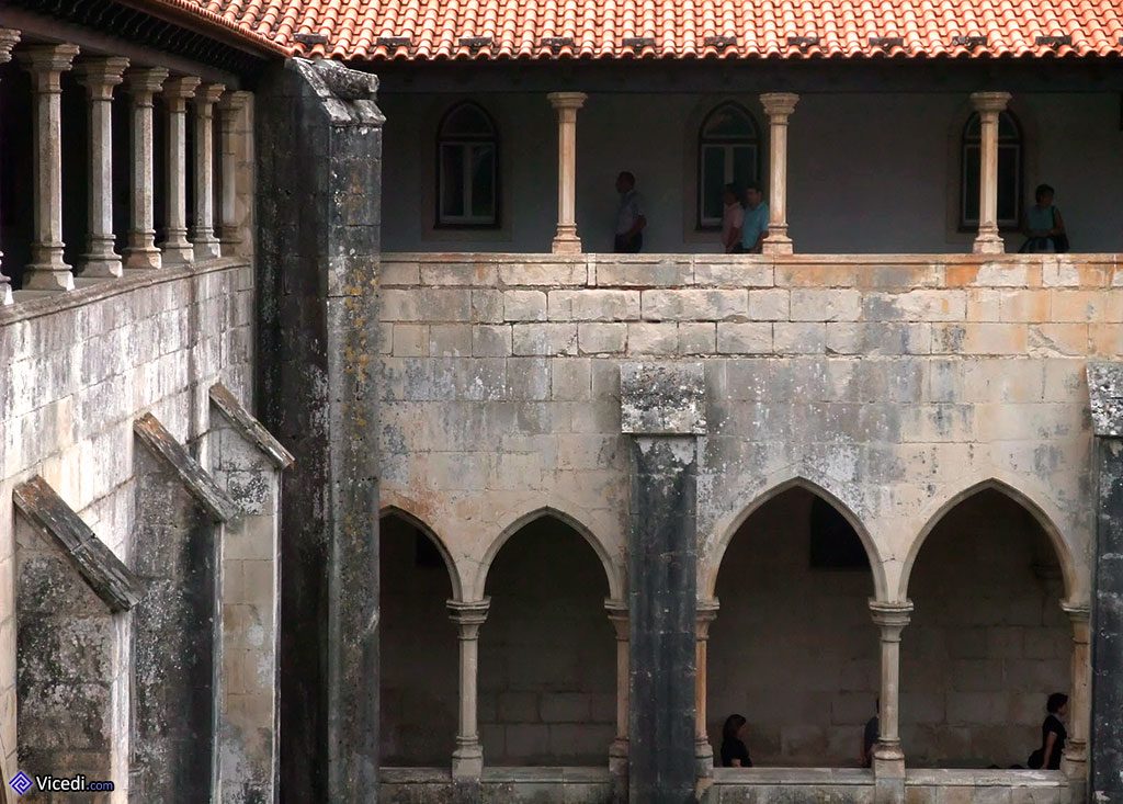 Le cloître est sur deux niveaux