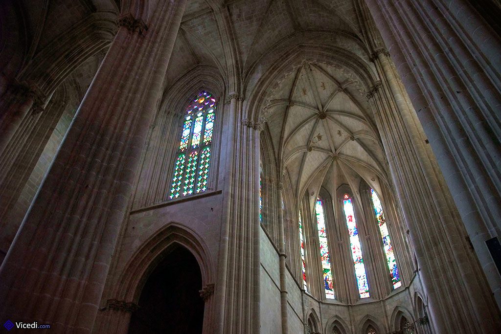 En levant les yeux, au dessus de la nef.