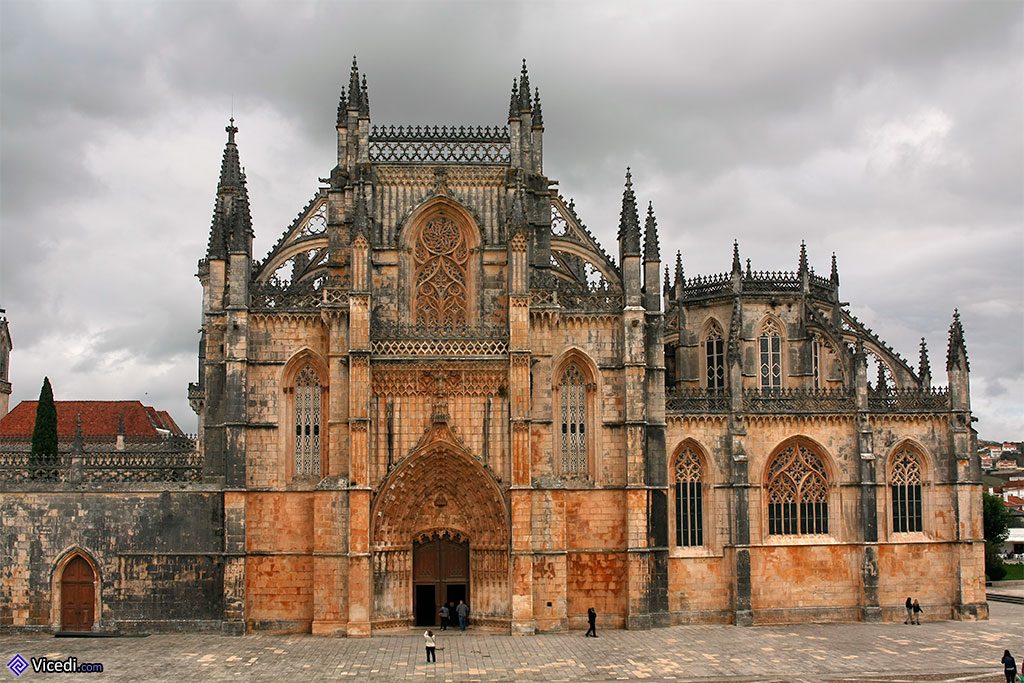 Façade principale du monastère, avec la Chapelle du Fondateur sur la droite.