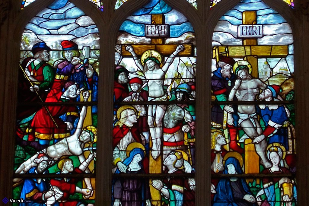 Un des vitraux de la Salle du Chapitre, représentant la crucifixion. Il est daté de 1514 et a été fait dans les ateliers du monastère.