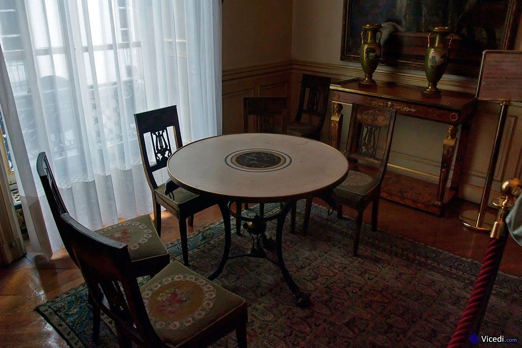 Une agréable petite salle, avec sa table ronde