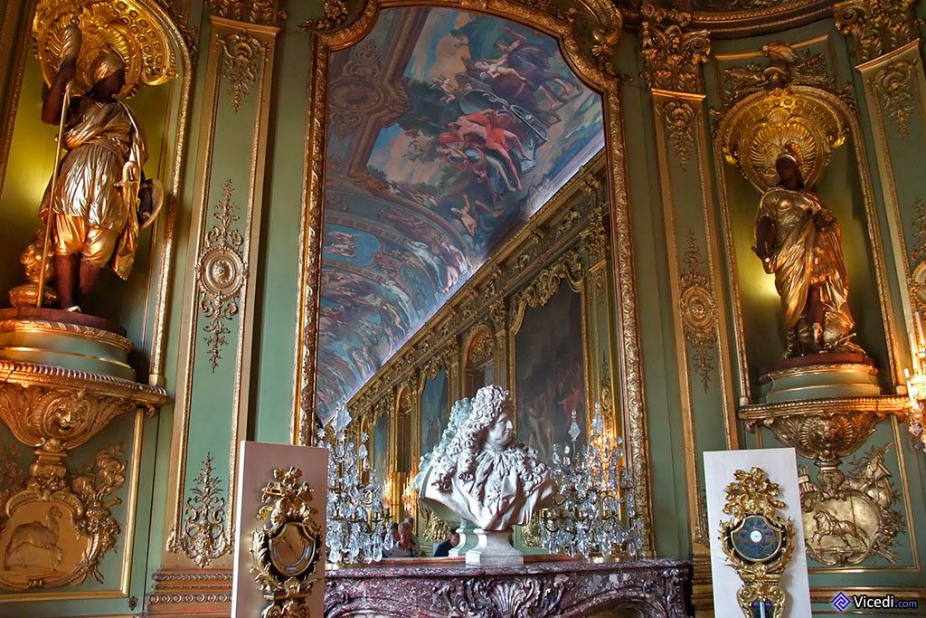 Le grand miroir de la Galerie Dorée, avec le buste de l’ancien propriétaire des lieux