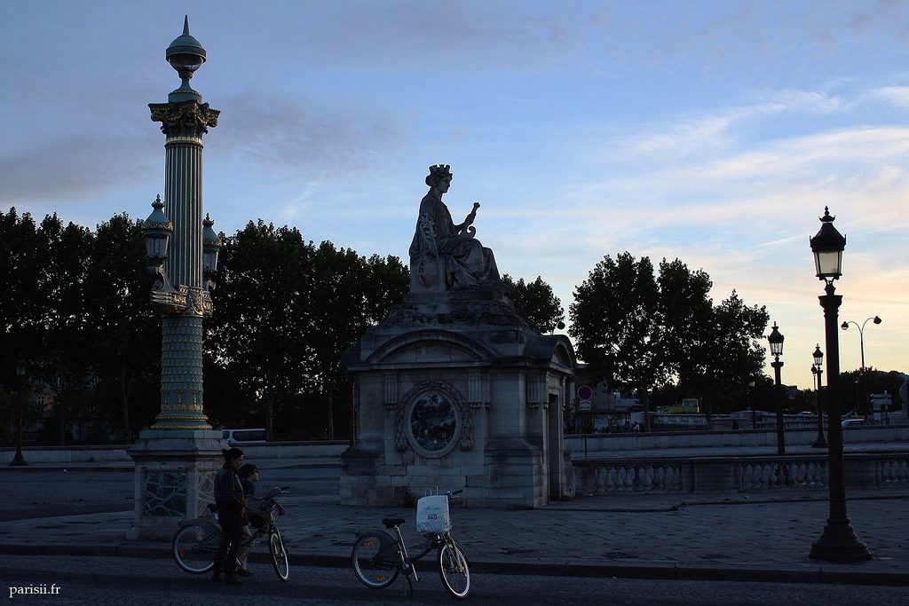 Vélibs devant la Statue de Marseille